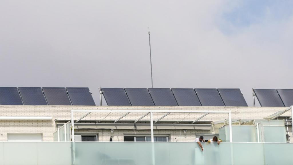 Painéis solares podem ser obrigatórios em edifícios  (Foto: M. Fernandez/AP)