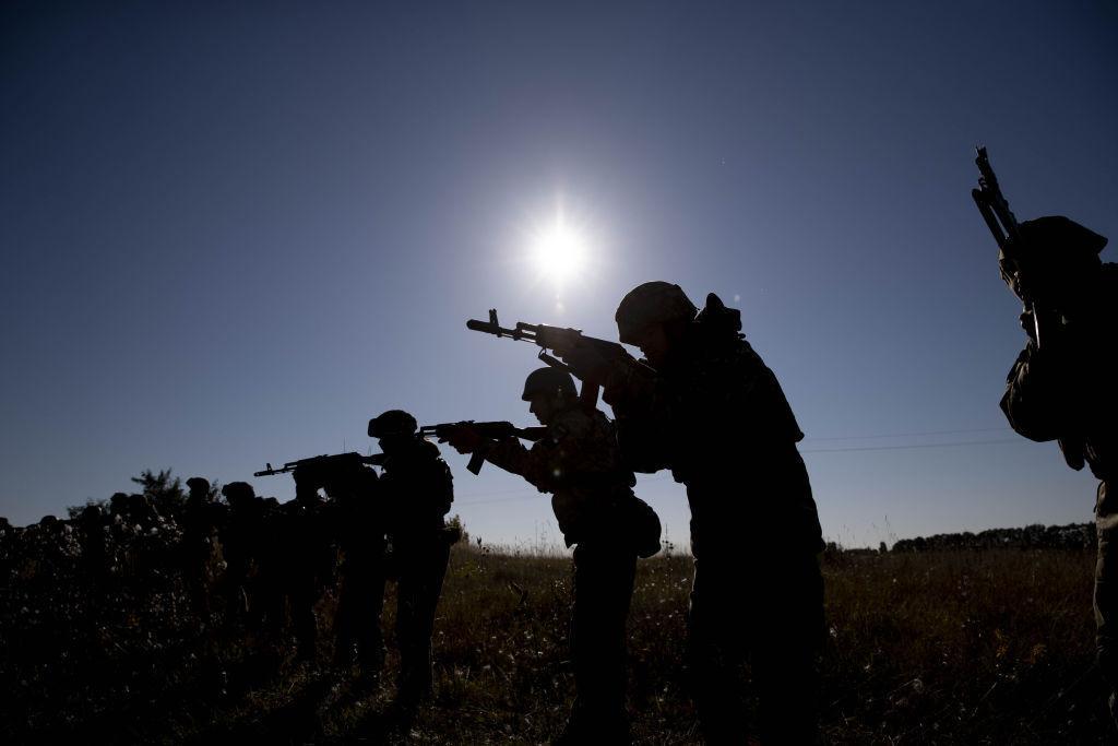 Voluntários recebem treino para se juntarem às forças da Ucrânia (Foto: Metin Aktas/Anadolu via Getty Images)