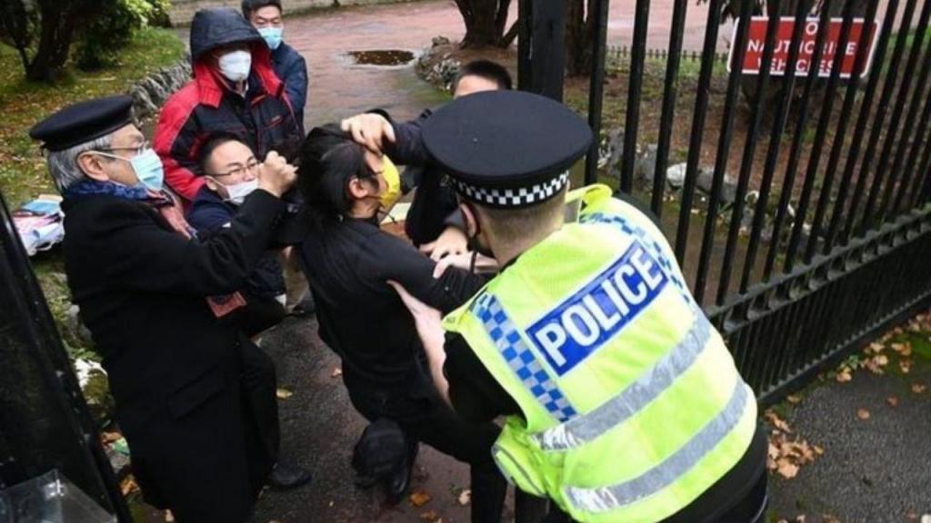 Manifestande de Hong Kong arrastado para consulado chinês em Manchester (DR)