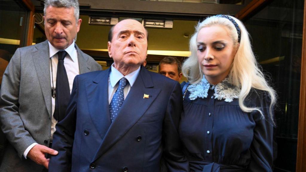O líder da 'Forza Italia' Silvio Berlusconi 
 à saída da Câmara dos Deputados com a deputada italiana Marta Fascina