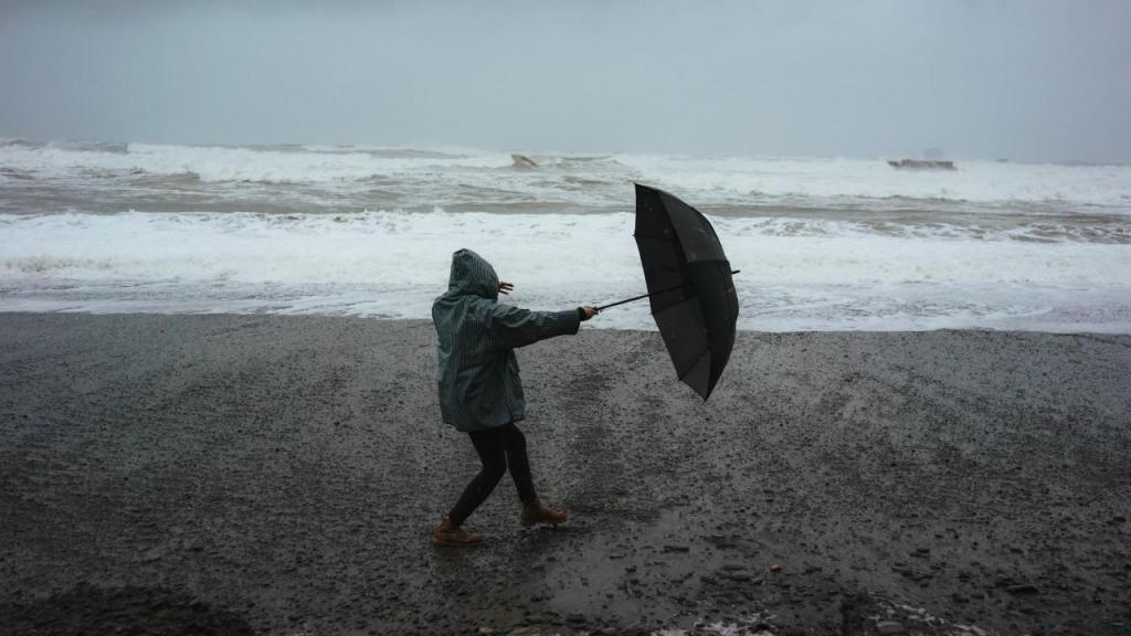 Com chuva e agitação marítima evite zonas de praia (Foto: Dziana H./Pexels)