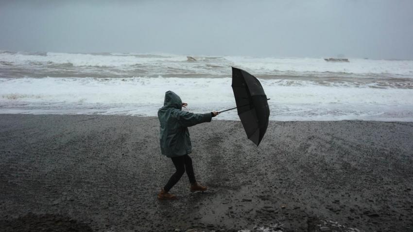  Chuva e agitação marítima - AWAY