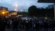 Adeptos do Sporting aguardam a chegada da equipa ao Estádio José Alvalade antes da receção ao Casa Pia
