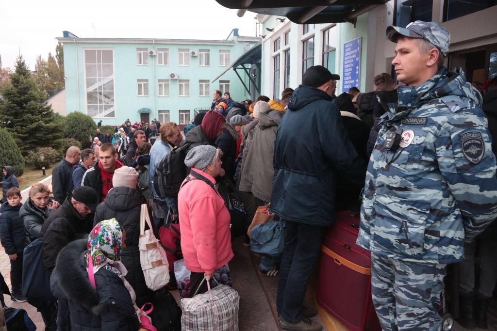População de Kherson retirada para território russo (Getty Images)