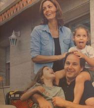 Heidi Berger em criança, com a irmã e os pais (instagram)