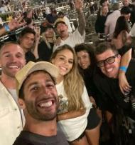 Heidi Berger e Daniel Ricciardo com amigos (instagram)