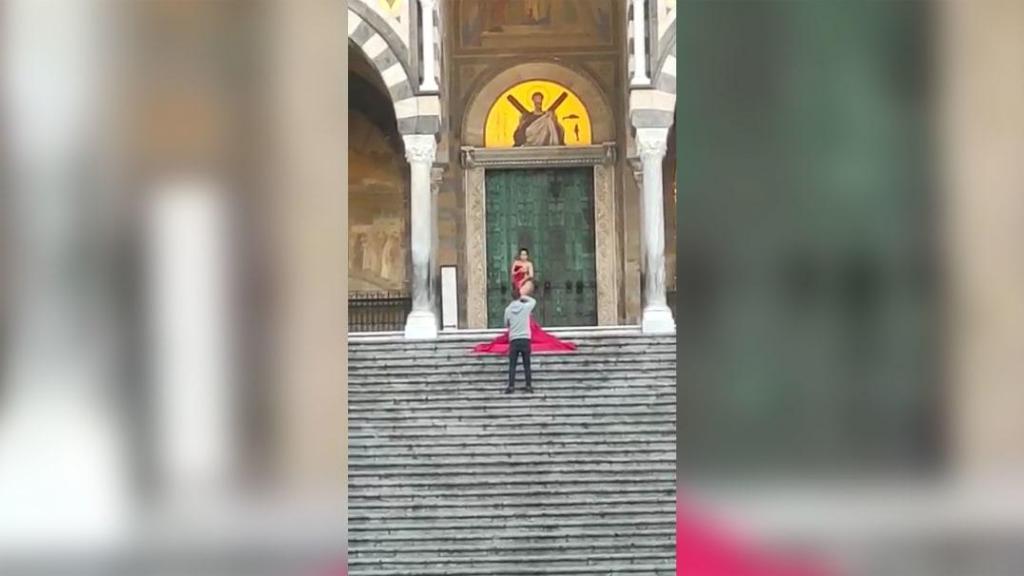 Turista faz sessão fotográfica completamente nua na escadaria de uma catedral italiana