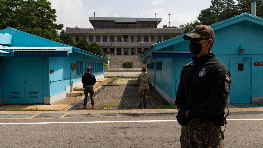 Soldados do Comando das Nações Unidas e da Coreia do Sul na aldeia da trégua de Panmunjom, na zona desmilitarizada que separa a Coreia do Sul e a Coreia do Norte, em 19 de julho de 2022.