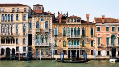 Vandalizar esculturas, nadar nos canais ou descer escadarias de Maserati. Eis os motivos que levam turistas a aterrorizar Veneza - TVI