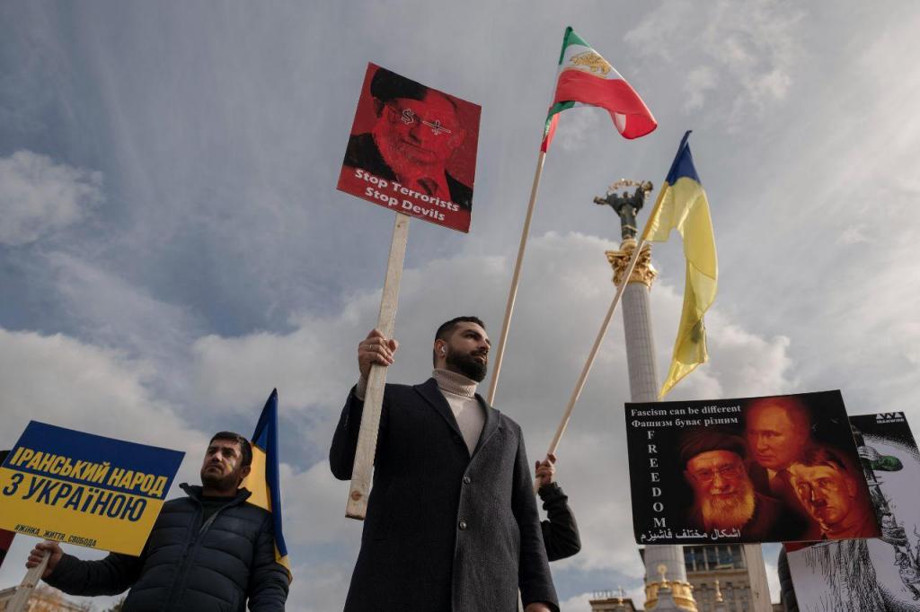 Iranianos residentes na Ucrânia manifestam-se contra o apoio de Teerão à Rússia (AP)