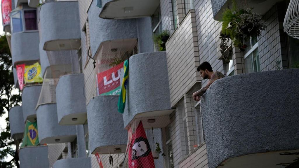 Prédio com bandeiras a apoiar Lula da Silva antes das presidenciais no Brasil (Foto: Eraldo Peres/AP)