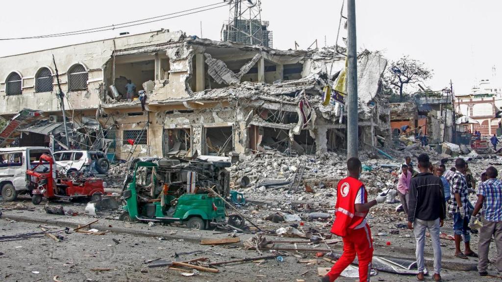 Explosões fazem mortos na capital da Somália (Foto: Farah Abdi Warsameh/AP)