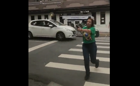 Deputada aliada de Bolsonaro perseguiu homem na rua de arma em punho (Foto: reprodução Twitter)