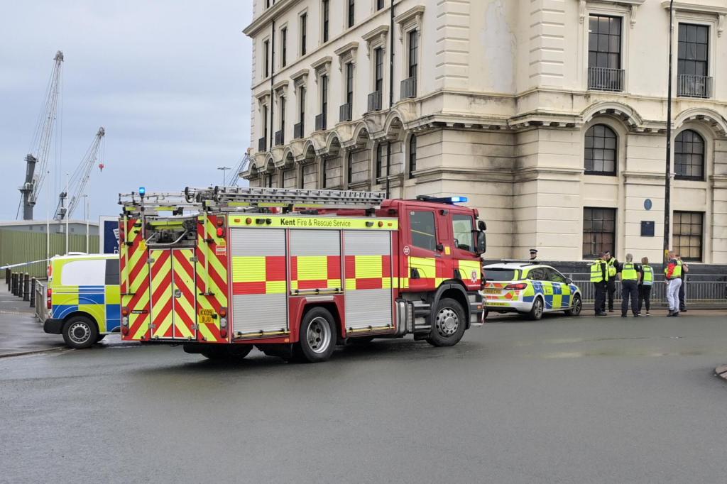 Uma equipa de bombeiros chega ao local de um ataque a um centro de imigrantes em Inglaterra, em Dover, no Reino Unido (EPA/Stuart Brock)