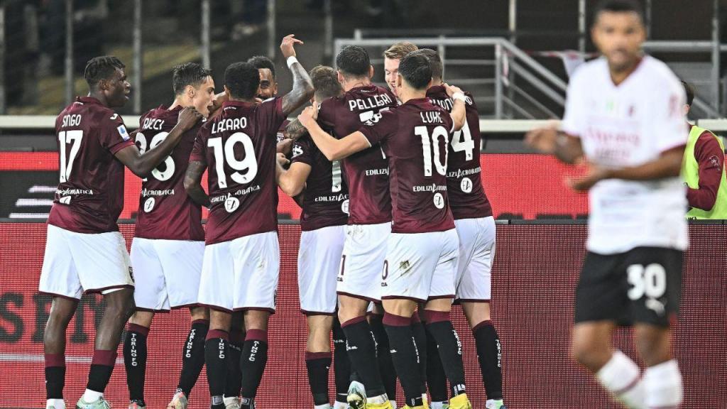 Jogadores do Torino comemoram um dos golos ao Milan