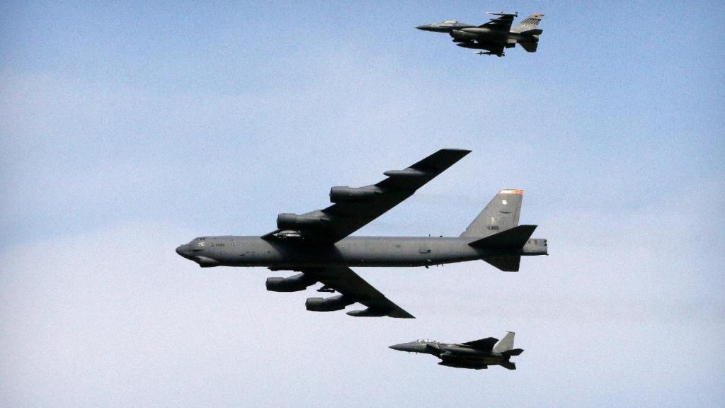 Bombardeiro B-52 (Ahn Young-joon/AP)
