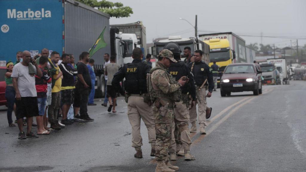 Apoiantes de Bolsonaro estão a bloquear estradas um pouco por todo o país