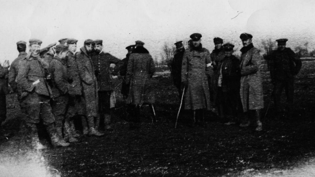 Tropas britânicas e alemãs encontram-se na Terra de Ninguém durante a oficiosa trégua de Natal de 1914, na Primeira Guerra Mundial.