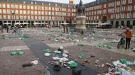 Plaza Mayor de Madrid transformada em lixeira pelos adeptos do Celtic