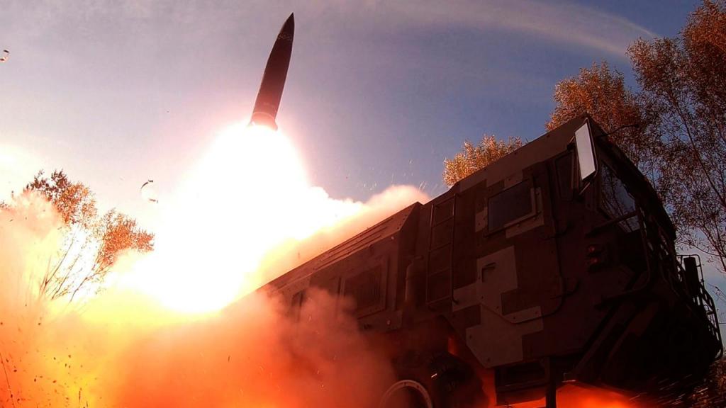 Imagem divulgada pelas autoridades norte-coreanas do lançamento de um míssil entre setembro e outubro de 2022