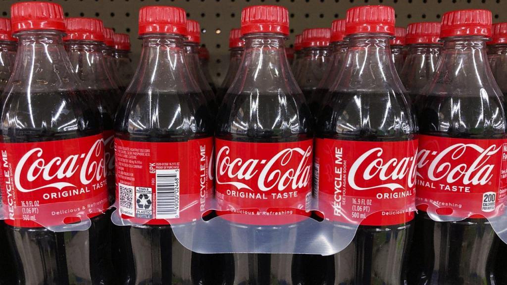 Coca-Cola envolta em polémica pelo patrocínio à COP27 quando aumenta o consumo de plástico (foto: Nam Y. Huh/ AP)