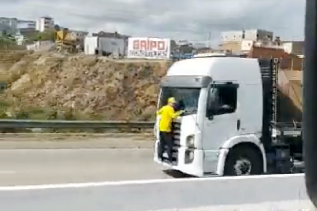Apoiante de Bolsonaro pendurado em camião (Foto: Twitter)