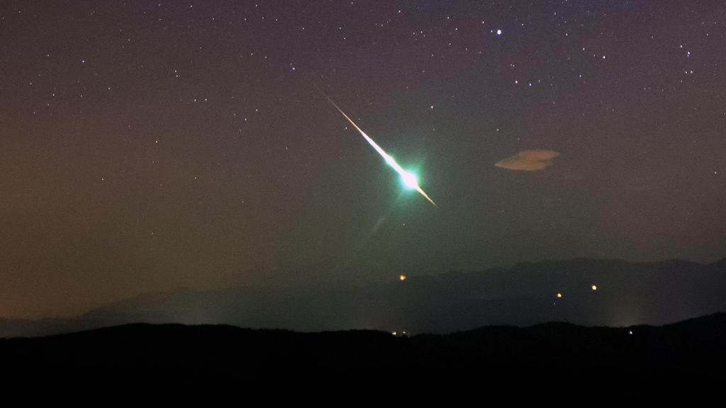 Uma bola de fogo brilhante a passar por cima de Brkini, na Eslovénia, a 12 de novembro de 2015, durante um "enxame" de Táuridas. Este mês, chega-nos outro "enxame", com bolas de fogo que poderão ser vistas no céu durante o mês de novembro. (Marko Korosec/Solent News/Shutterstock)