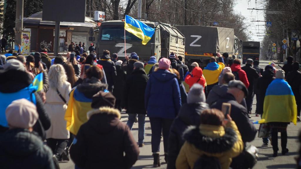 Ucranianos protestam contra a presença russa em Kherson (Olexandr Chornyi/AP)