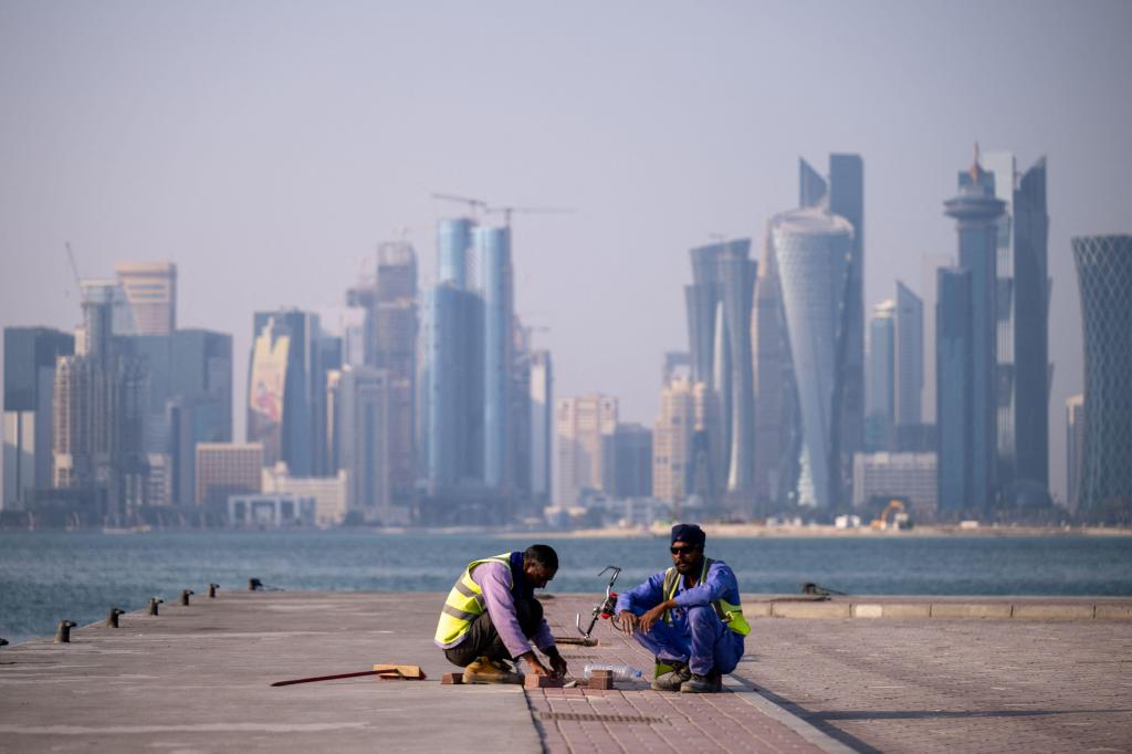 Trabalhadores ultimam a zona que vai acolher o mundial de futebol em Doha, no Qatar. Foto: Jewel Samad/AFP via Getty Images