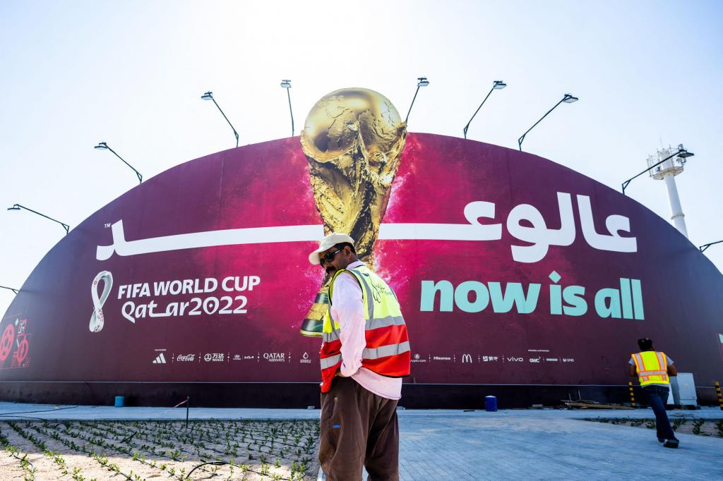 Trabalhador junto ao local onde se vai realizar o campeonato do mundo de futebol, em Doha, no Qatar. Foto: Jewel Samad/AFP via Getty Images