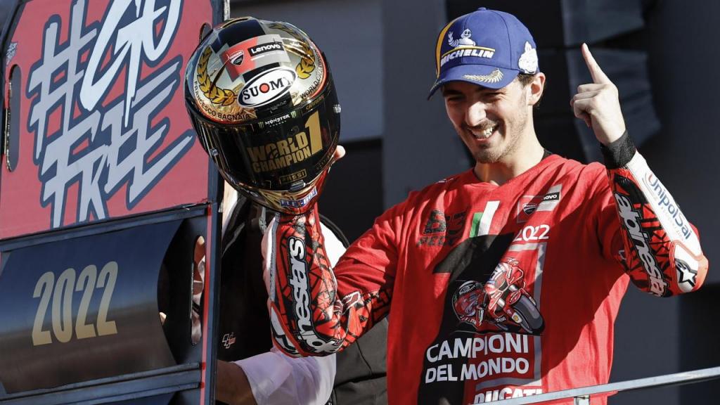 Francesco Bagnaia celebra após sagrar-se campeão do Mundo de MotoGP