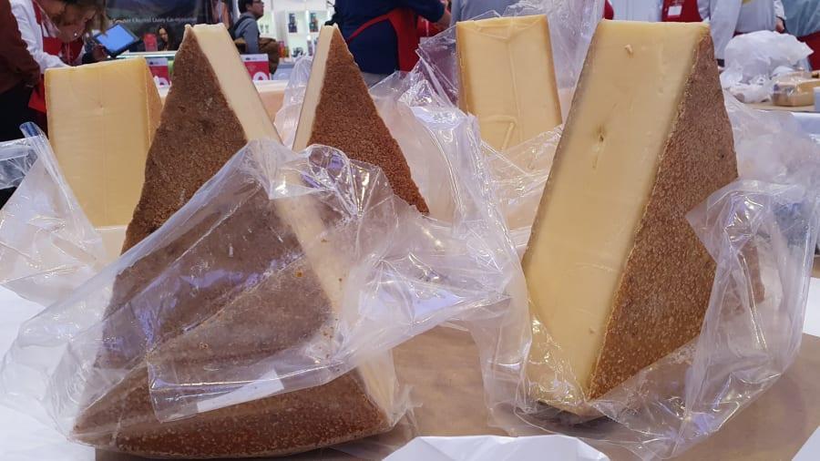Prémio de Melhor Queijo do Mundo: depois de provar tantos queijos, alguns jurados disseram que experimentaram uma "pedrada de queijo" e "suores". Foto Barry Neild/CNN