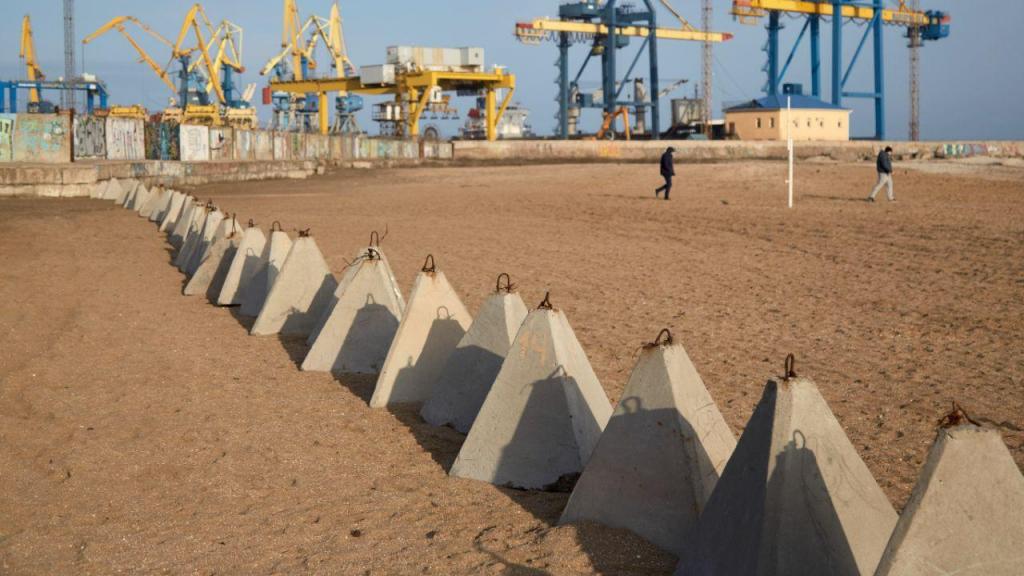 Blocos de cimento ("dentes de dragão") colocados pelos ucranianos no porto de Mariupol (GettyImages)