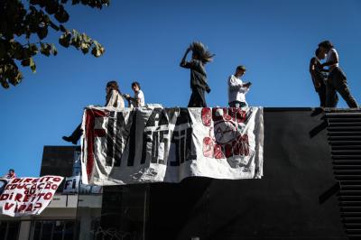 Movimento "Fim ao Fóssil: Ocupa!": alunos da António Arroio fecham escola e sobem ao telhado - TVI