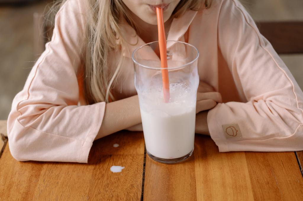 Criança a beber leite