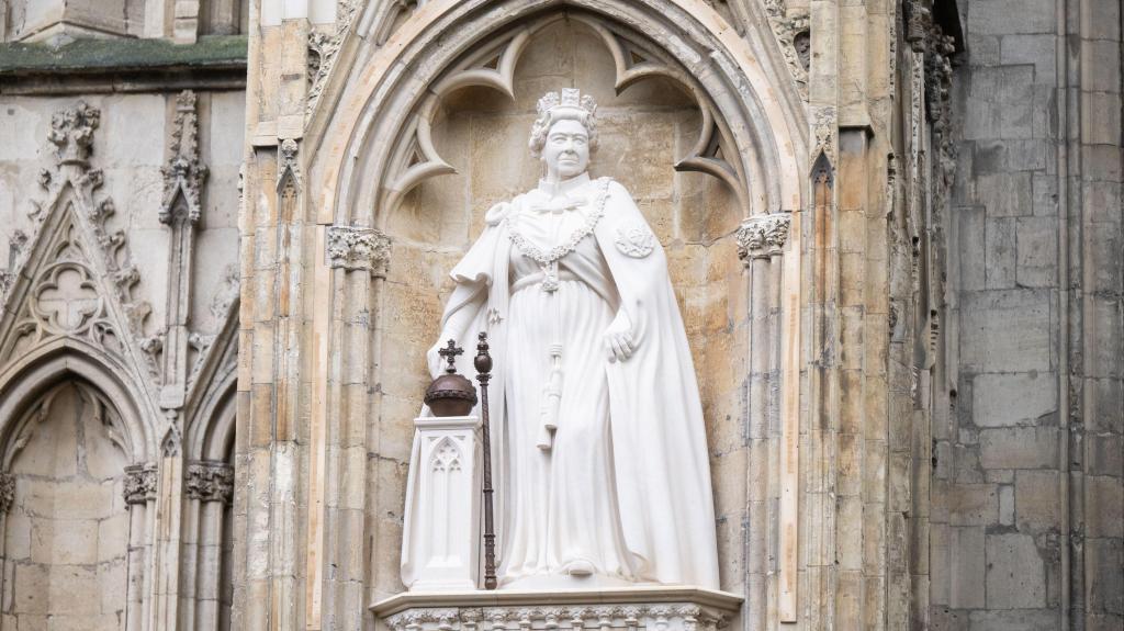 Rei Carlos III inaugura primeira estátua póstuma da Rainha Isabel II. Foto: Samir Hussein/WireImage via Getty Images