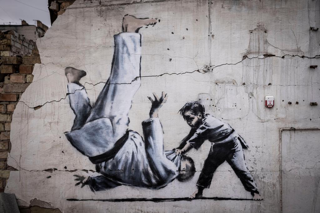 Sem aviso prévio, Banksy ataca em Kiev. Arte urbana surge misteriosamente no meio dos destroços (Imagem Getty)