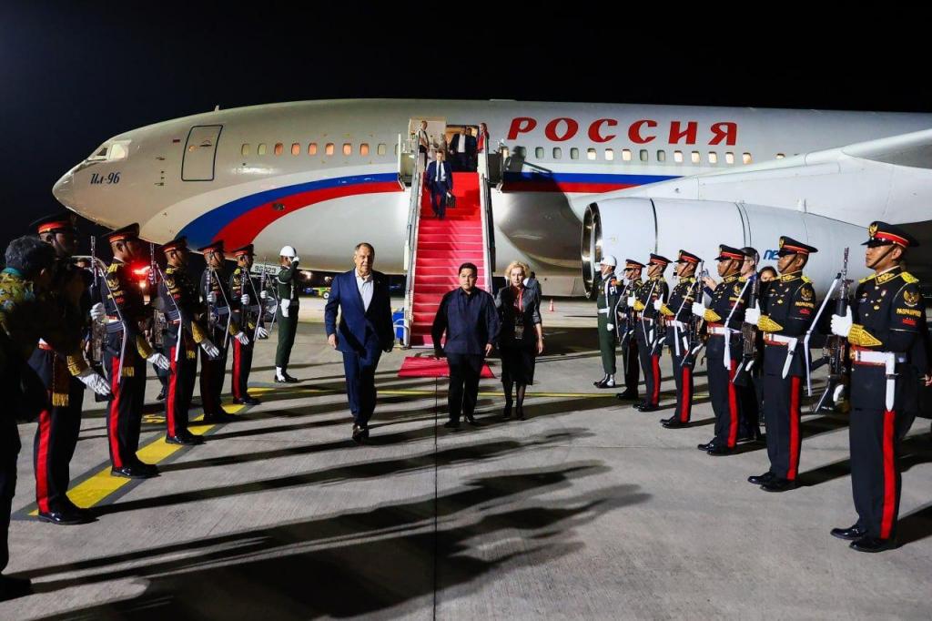Sergei Lavrov à chegada a Bali para a cimeira do G20 (Foto: Ministério dos Negócios Estrangeiros da Rússia via Twitter)