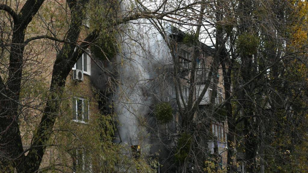 Edifício destruído após ataque russo em Kiev (AP Photo/Andrew Kravchenko)