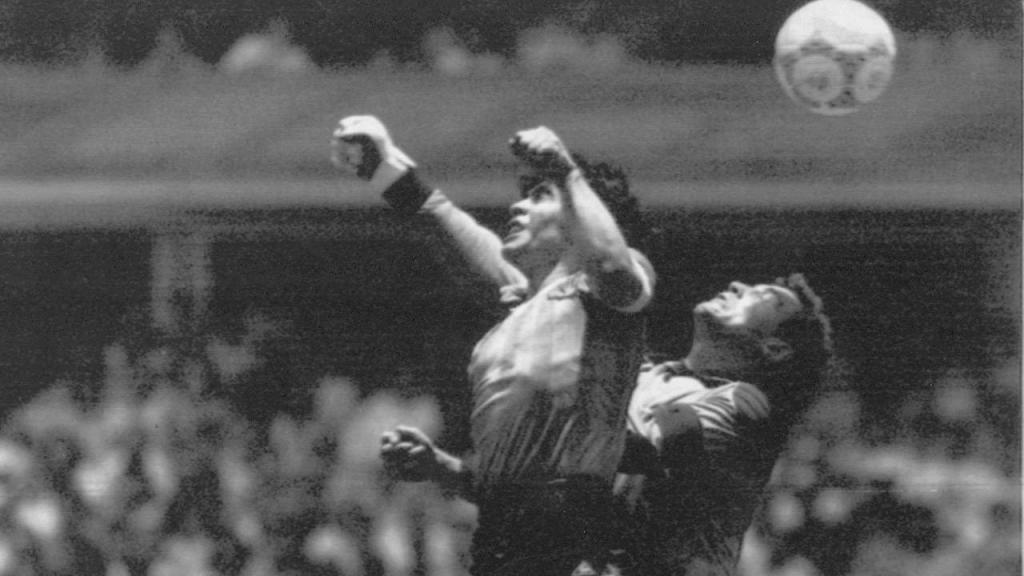 O golo da «mão de Deus» de Maradona no duelo entre Argentina e Inglaterra, em 1986