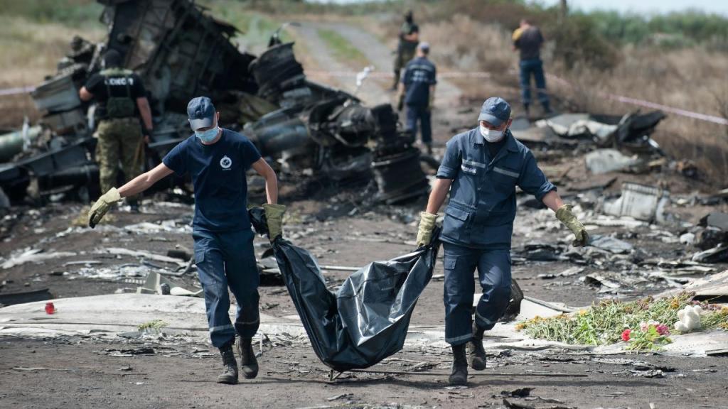 Equipa de resgate a tirar o corpos das vítimas do atentado ao voo MH17, em 2014