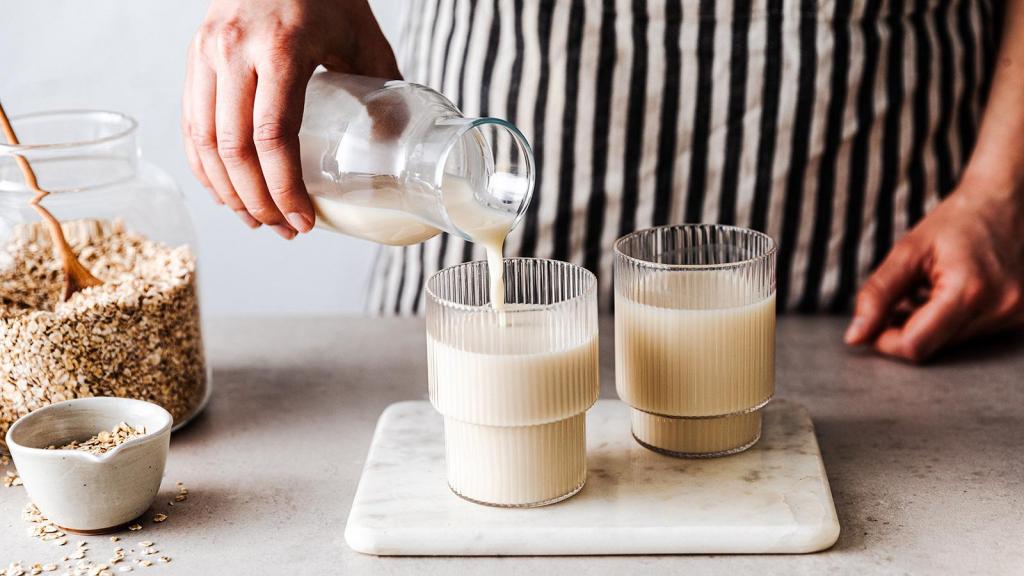 Existe uma grande variedade de leite à base de plantas. O leite de aveia, que aparece aqui, tem entre 1 a 3 gramas de proteína por porção, em comparação com os 8 gramas de leite de vaca (Getty Images)
