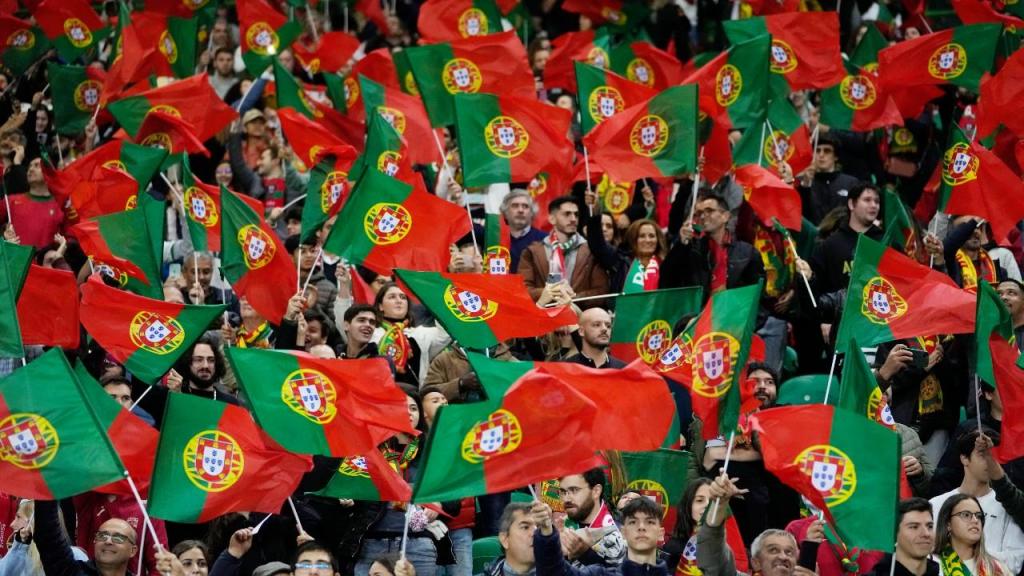 Adeptos de Portugal com bandeiras na bancada, no jogo ante a Nigéria