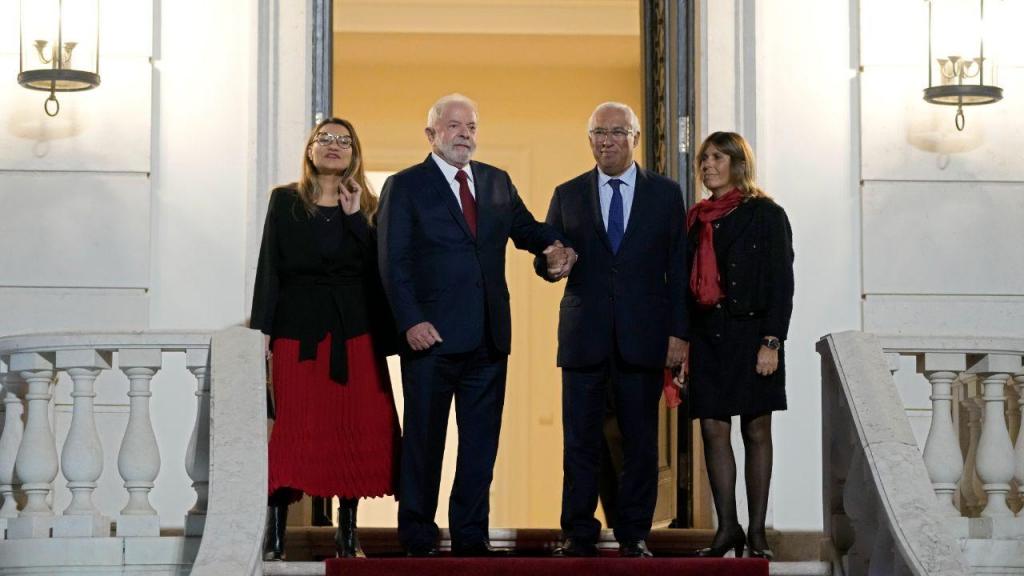 António Costa com a esposa Fernanda Tadeu, e Lula da Silva com a esposa Rosangela da Silva (AP Photo/Armando Franca) 