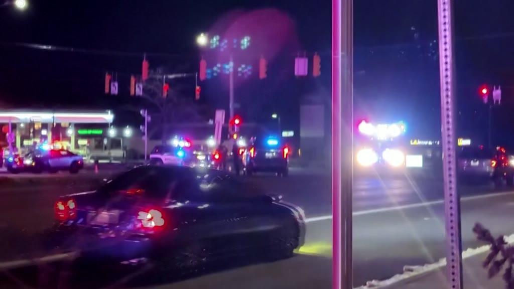 Noite dramática nos EUA: tiroteio em bar e numa autoestrada