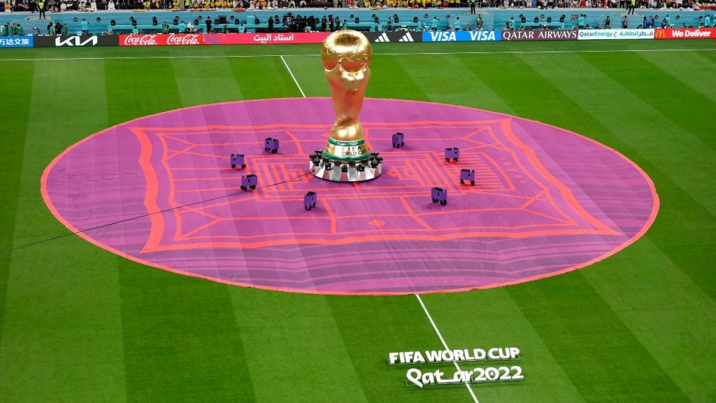 Qatar-Equador: insuflável gigante do troféu do Mundial na abertura da prova