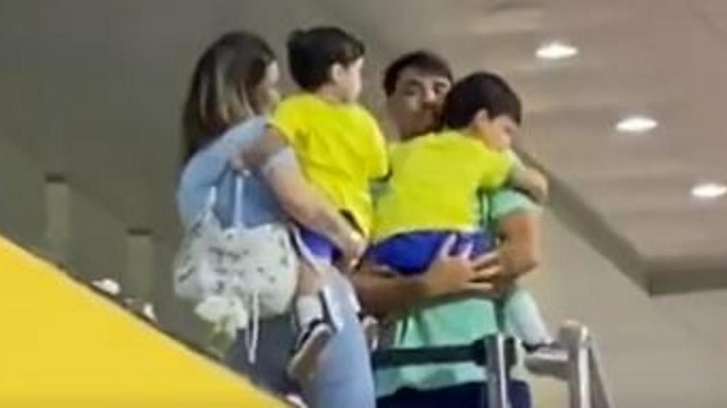 Paquetá com o filho na bancada (twitter Globo Esportes)