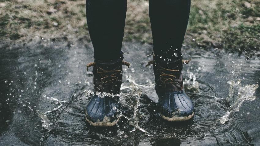 calçado de inverno (foto: Zach Reiner/Unsplash) - AWAY