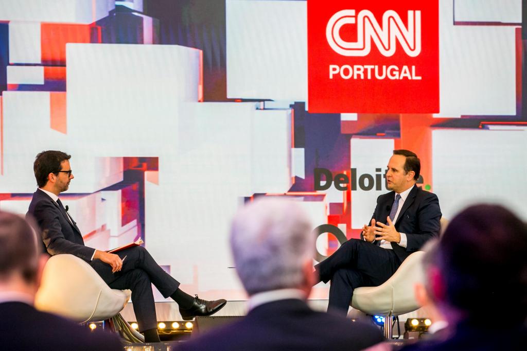 Fernando Medina e Pedro Santos Guerreiro na CNN Portugal Summit