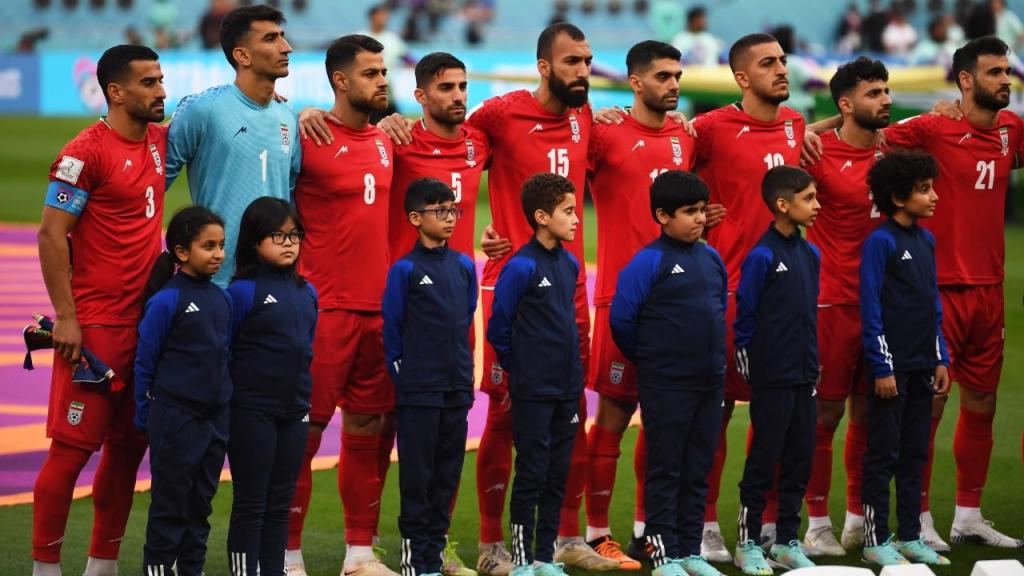 Jogadores do Irão em silêncio no hino (EPA)